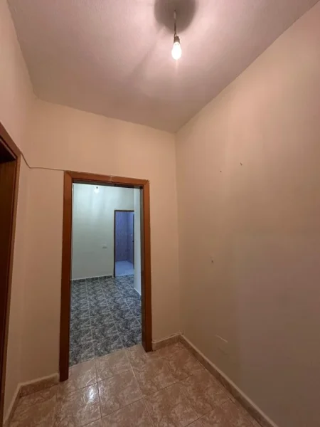 Tirane, jepet me qera zyre Kati 3, 120 m² 700 € (KOMUNA PARISIT)