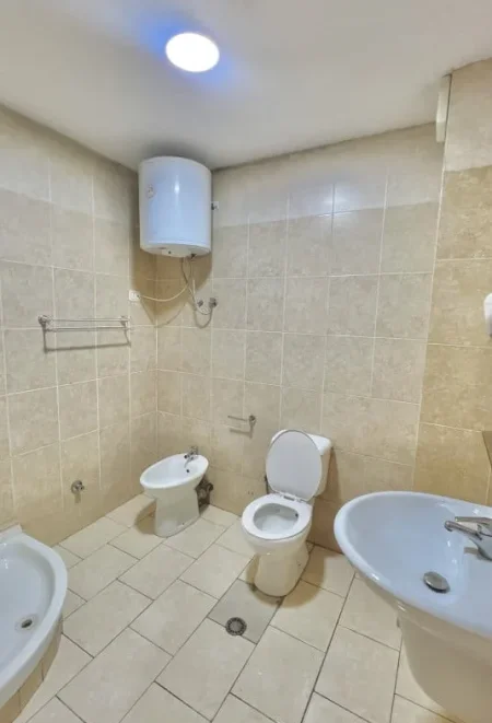 Tirane, jepet me qera apartament 1+1 Kati 15, 50 m² 550 € (Qender)