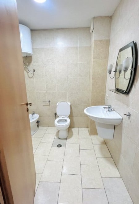 Tirane, jepet me qera apartament 1+1 Kati 15, 50 m² 550 € (Qender)
