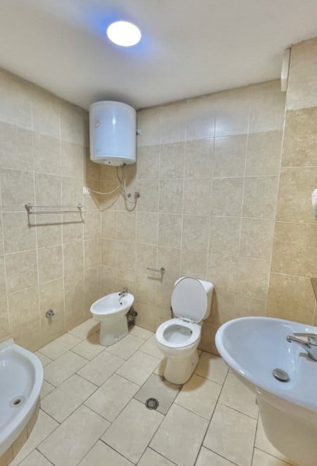 Tirane, jepet me qera apartament 1+1 Kati 15, 50 m² 550 € (Qender)