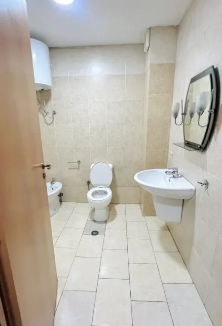 Tirane, jepet me qera apartament 1+1 Kati 15, 50 m² 550 € (Qender)