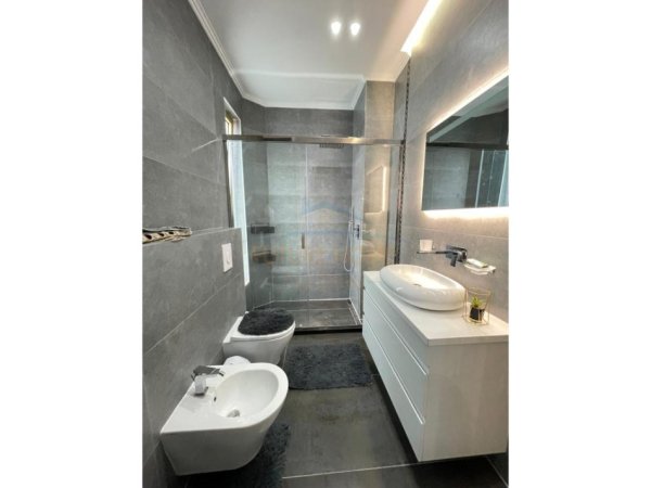 Tirane, jepet me qera apartament 2+1+Ballkon Kati 8, 120 m² 2.100 € (prane Air Albania,Tirane.)