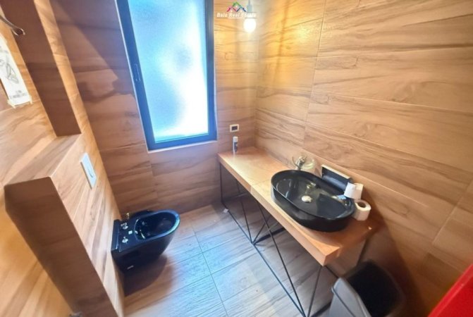 Tirane, jepet me qera zyre Kati 1, 109 m² 1.000 € (Rruga e Durresit)