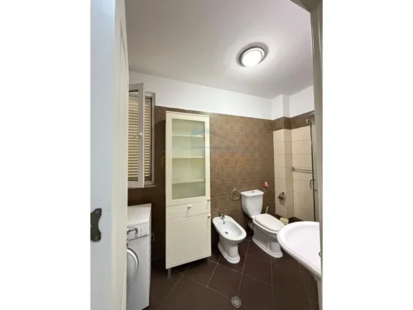 Tirane, jepet me qera apartament 2+1 Kati 2, 100 m² 700 € (pranë Rezidences " Kodra e Diellit 1".)