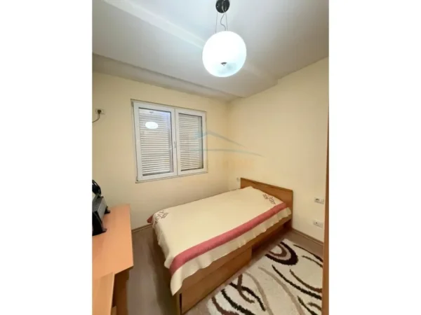 Tirane, jepet me qera apartament 2+1 Kati 2, 100 m² 700 € (pranë Rezidences " Kodra e Diellit 1".)