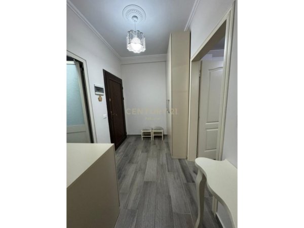 Tirane, jepet me qera apartament 1+1+Ballkon Kati 8, 65 m² 450 € (Astir)