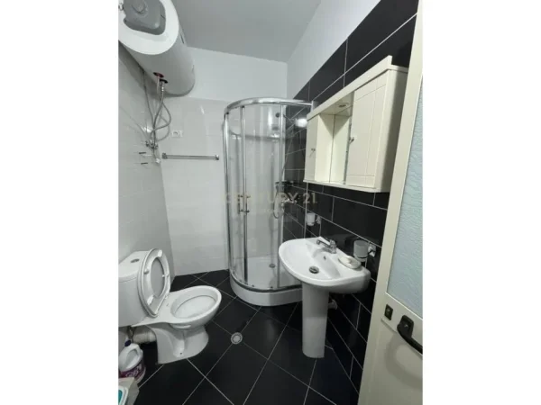 Tirane, jepet me qera apartament 1+1+Ballkon Kati 8, 65 m² 450 € (Astir)