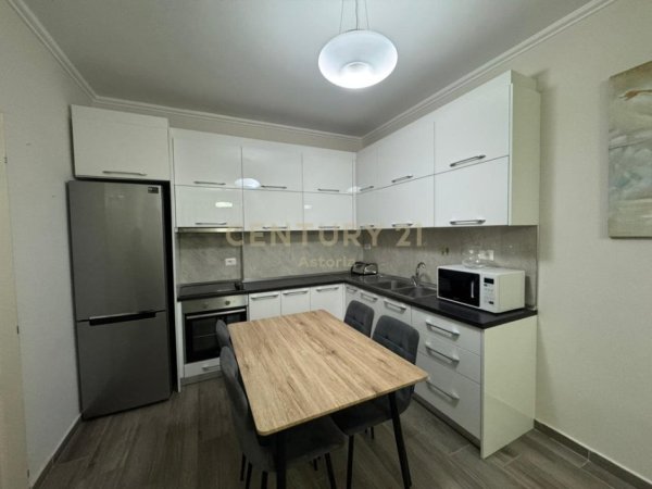 Tirane, jepet me qera apartament 1+1+Ballkon Kati 8, 65 m² 450 € (Astir)