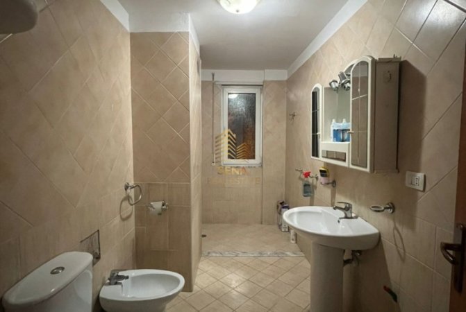 Tirane, jepet me qera zyre Kati 3, 80 m² 450 € (Brryli)