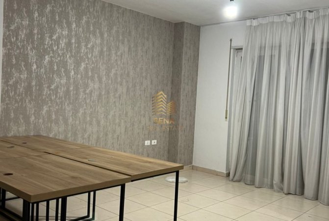 Tirane, jepet me qera zyre Kati 3, 80 m² 450 € (Brryli)