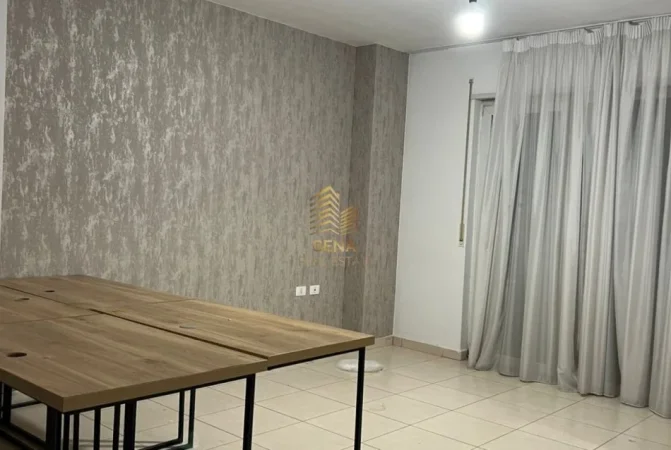 Tirane, jepet me qera zyre Kati 3, 80 m² 450 € (Brryli)