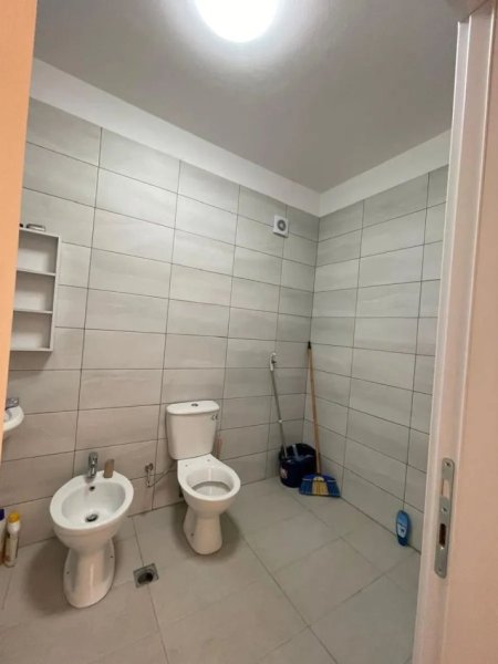 Tirane, shitet apartament 3+1 Kati 2, 100 m² (PERBALLE SPITALIT AMERIKAN 3)