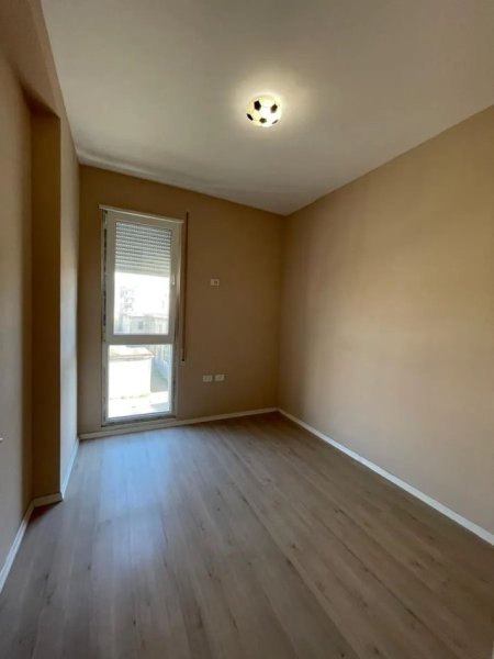Tirane, shitet apartament 3+1 Kati 2, 100 m² (PERBALLE SPITALIT AMERIKAN 3)