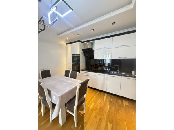 Tirane, jepet me qera apartament 2+1+Ballkon Kati 4, 95 m² 600 € (Astir)