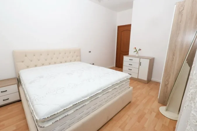 Tirane, jepet me qera apartament 2+1 Kati 4, 