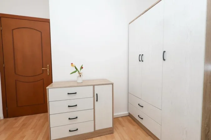 Tirane, jepet me qera apartament 2+1 Kati 4, 