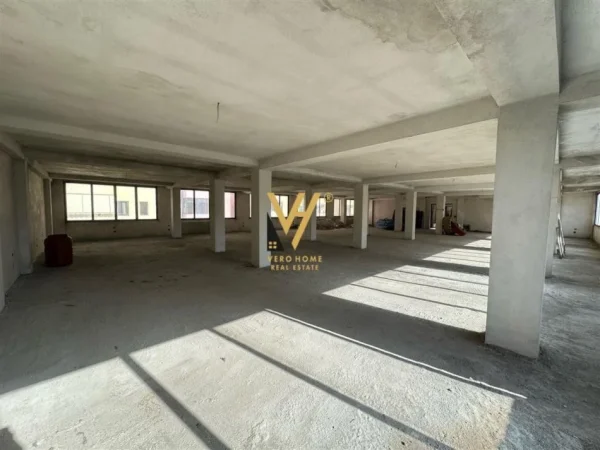 Tirane, jepet me qera ambjent biznesi Kati 3, 450 m² 1.200 € (IRFAN TOMINI)