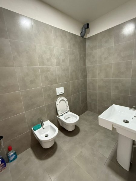 Tirane, jepet me qera apartament 1+1+Ballkon Kati 1, 58 m² 430 € (Univers City)