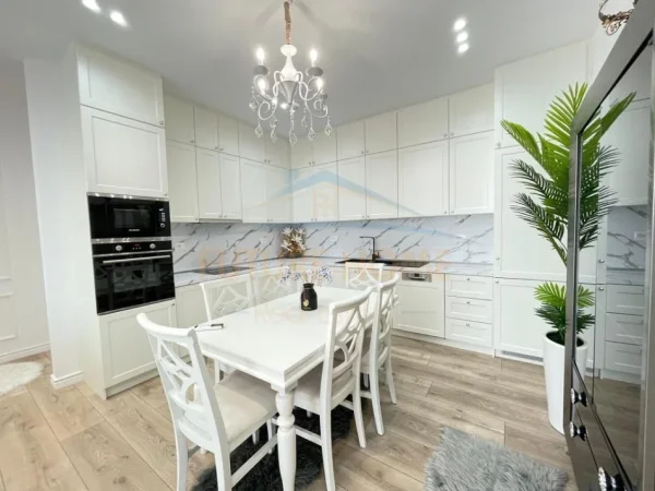 Tirane, jepet me qera apartament 2+1+Ballkon Kati 8, 119 m² 2.100 € (STADIUMI AIR ABANIA)