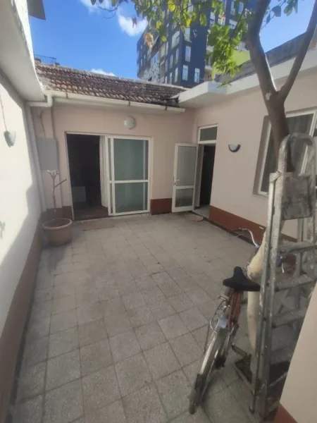 Tirane, jepet me qera shtepi 2+1 Kati 0, 120 m² 400 € 