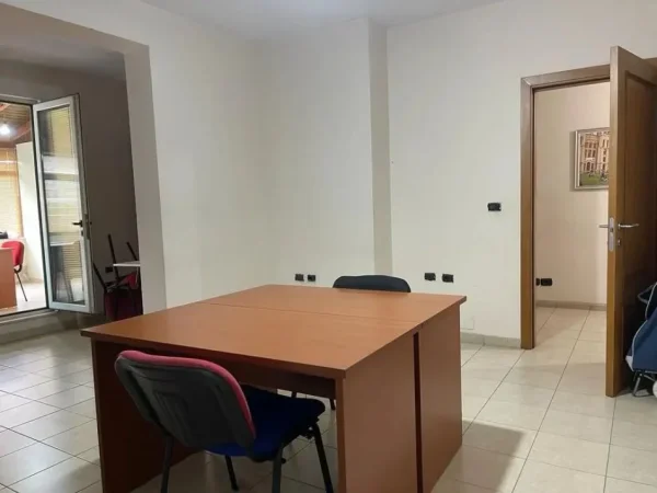 Tirane, jepet me qera ambjent biznesi , 200 m² 1.000 € (DON BOSKO)