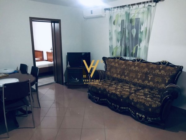 Tirane, jepet me qera apartament 1+1+Ballkon Kati 5, 70 m² 800 € (QENDER)