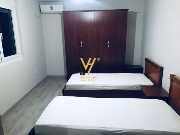 Tirane, jepet me qera apartament 1+1+Ballkon Kati 5, 70 m² 800 € (QENDER)