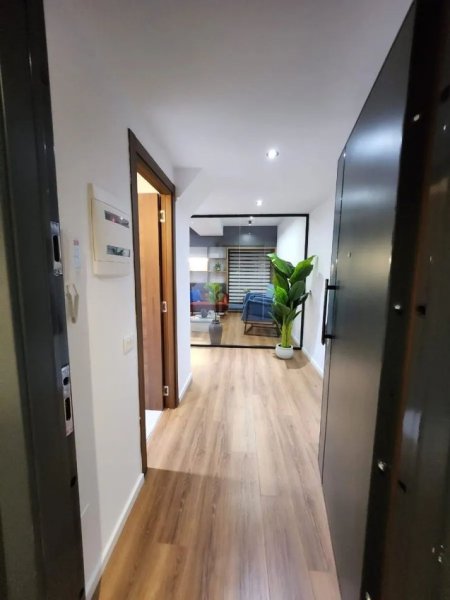 Tirane, jepet me qera zyre Kati 11, 75 m² 1.000 € (SQUARE 21)