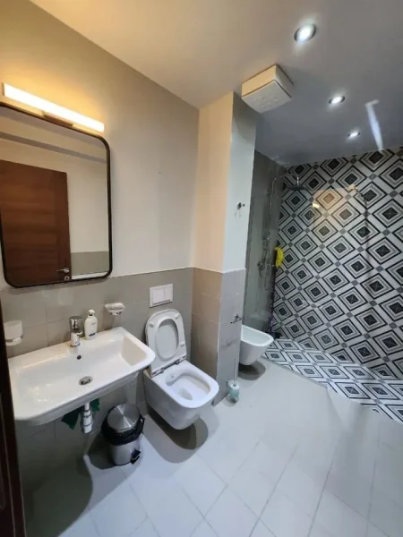 Tirane, jepet me qera zyre Kati 11, 75 m² 1.000 € (SQUARE 21)