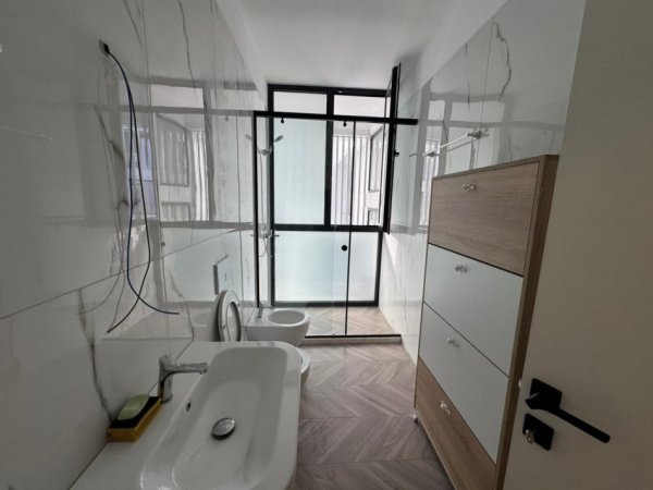 Tirane, jepet me qera apartament 2+1 Kati 4, 100 m² 