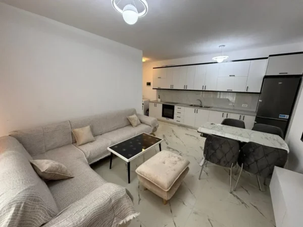 Tirane, jepet me qera apartament 2+1 Kati 4, 100 m² 