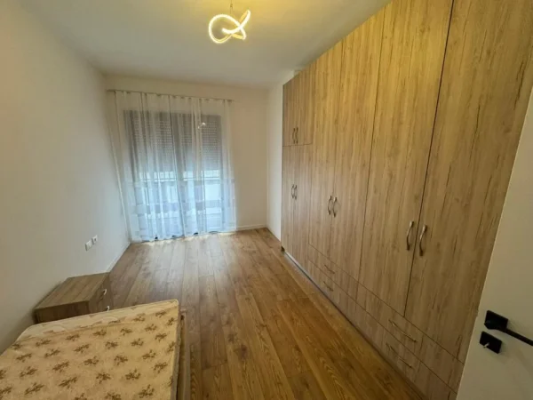 Tirane, jepet me qera apartament 2+1 Kati 4, 100 m² 