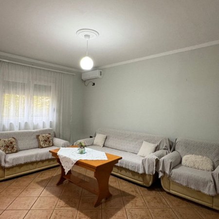 Tirane, jepet me qera apartament 1+1 Kati 2, 70 m² 500 € (LAPRAKE)