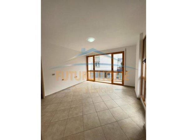 Tirane, shitet apartament Kati 2, 122 m² 225.000 Euro (komuna e parisit)