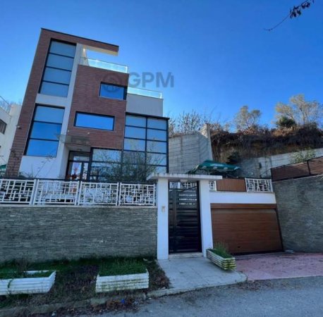 Tirane, shitet Vile 3 Katshe 600 m² 740.000 Euro ne Teg prane Natyres se qete