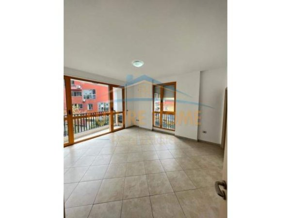 Tirane, shitet apartament Kati 2, 122 m² 225.000 Euro (komuna e parisit)