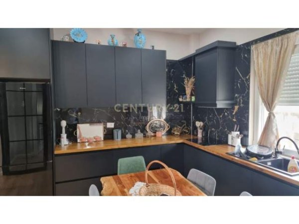 Tirane, shitet Vile 4+1 Kati 2, 780 m² 370.000 Euro (VAQARR)