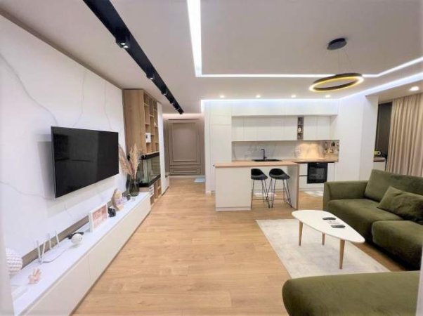 Tirane, shes apartament 2+1 120 m² 155.000 Euro (Fresku tek Kompleksi i Tom Doshit)