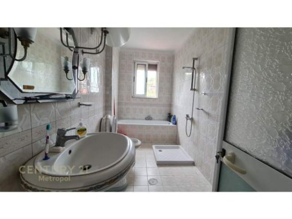 Tirane, jepet me qera apartament 1+1+BLK Kati 3, 65 m² 300 Euro (Llambi Bonata)