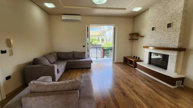 Tirane, jepet me qera Vile 3+1+verande 250 m² 2.000 Euro (prane TEG)