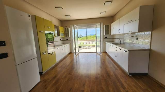 Tirane, jepet me qera Vile 3+1+verande 250 m² 2.000 Euro (prane TEG)