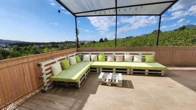 Tirane, jepet me qera Vile 3+1+verande 250 m² 2.000 Euro (prane TEG)