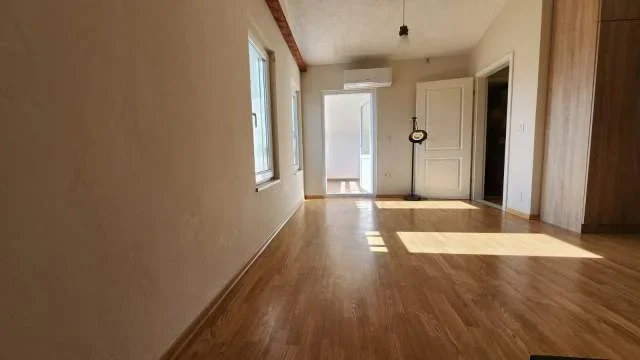 Tirane, jepet me qera Vile 3+1+verande 250 m² 2.000 Euro (prane TEG)