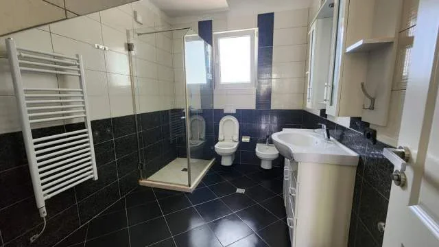 Tirane, jepet me qera Vile 3+1+verande 250 m² 2.000 Euro (prane TEG)