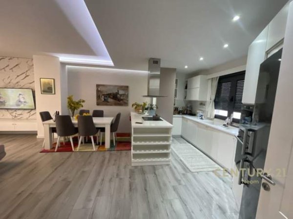 Tirane, jepet me qera apartament 2+1 Kati 6, 148 m² 1.500 Euro (Qender, Sheshi Skënderbej (Qendër))