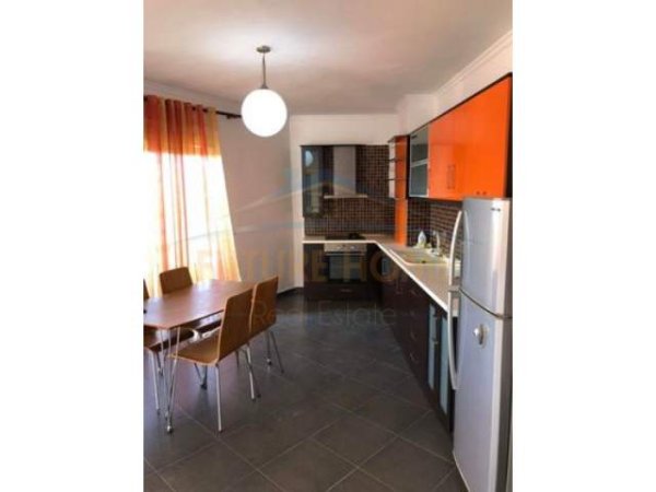 Tirane, jepet me qera apartament Kati 7, 145 m² 400 Euro (YZBERISHT)