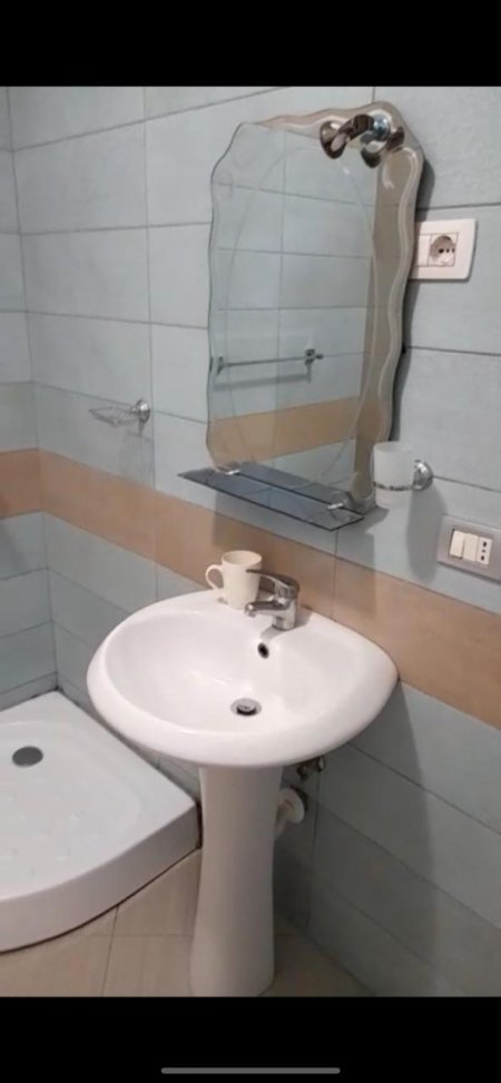 Tirane, jepet me qera apartament 1+1+BLK Kati 3, 63 m² 38.000 Leke (KOPSHTI BOTANIK)