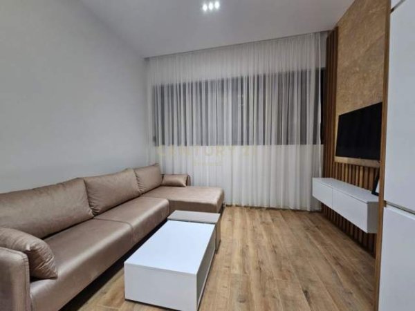 Tirane, jepet me qera apartament 1+1 Kati 13, 55 m² 550 Euro (Komuna e Parisit)