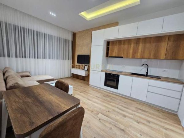 Tirane, jepet me qera apartament 1+1 Kati 13, 55 m² 550 Euro (Komuna e Parisit)