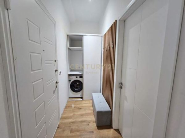 Tirane, jepet me qera apartament 1+1 Kati 13, 55 m² 550 Euro (Komuna e Parisit)
